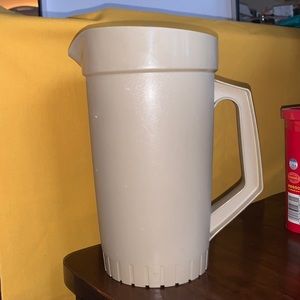 Vintage Tupperware Pitcher #800-8 2 Quart Harvest Tan White Push Button Lid